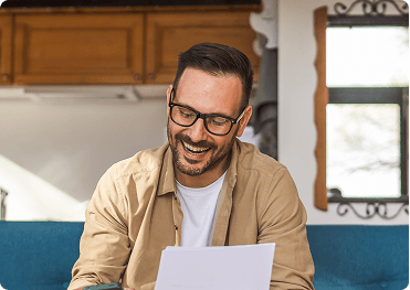 Homme travaillant sur sa comptabilité d'auto-entreprise
