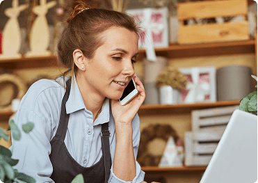 Femme entrepreneur au téléphone en extérieur