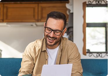 Homme travaillant sur sa comptabilité d'auto-entreprise
